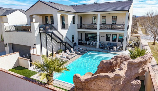 5 Suites, Private Pool, 2 Hot Tubs for 19, 2 Fire Pits, 2 Fridges Sleeps 30