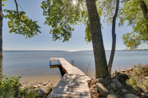 600' of Green Bay Frontage & Dock: Cozy Cottage