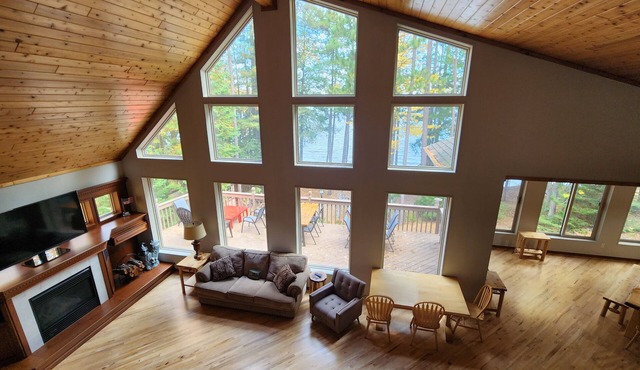 6BR/3.5BA with no stairs to lake! Great location for fall in the Northwoods.
