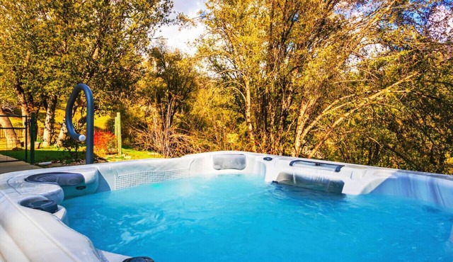 A beautiful and decorated Mountain Retreat with Hot Tub and Fast Wifi