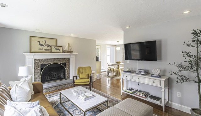 A cozy cape cod cottage w/AC near local beaches! Pet friendly