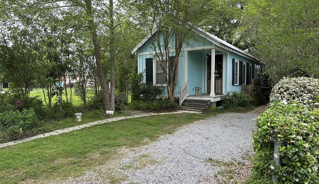Adorable Cottage, only one block from the sandy beach!