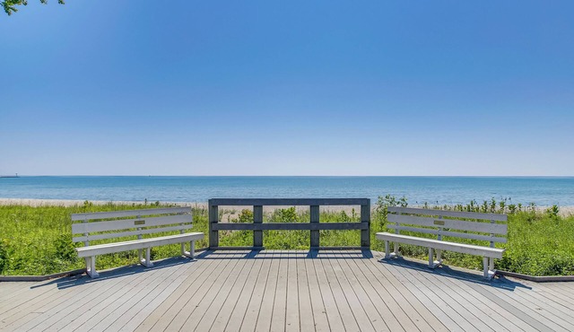 Algoma Victorian - Steps to Lake Michigan!