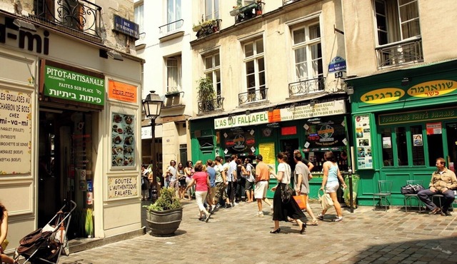 AN AUTHENTIC PARISIAN LIVING BETWEEN THE LOUVRE & VIBRANT MARAIS -RUE D'ABOUKIR