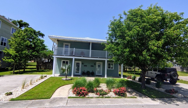 *Anchor Townhome w/Gulf views* Walk to beach/seafood