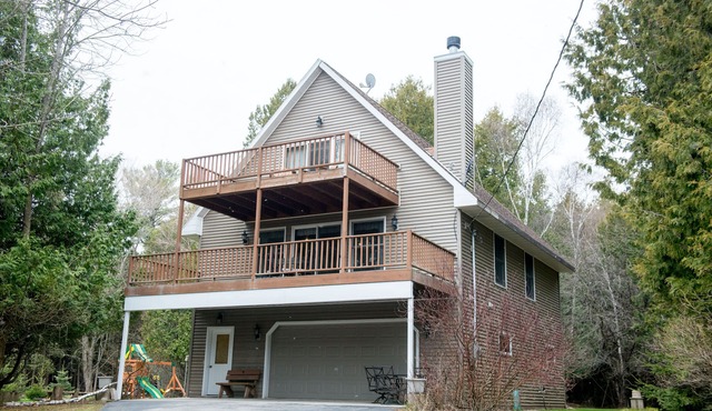 Baileys Harbor retreat across from Lake Michigan - WALK/BIKE to town!