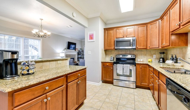 Baton Rouge Condo w/Community Pool: 6 Mi to LSU!