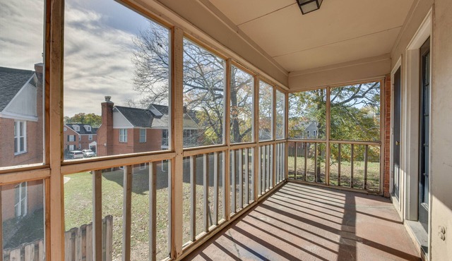 Baton Rouge Condo w/ Balcony, Fireplace & Pool!