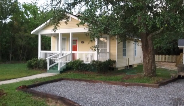 Bay Old Town Cottage-Southern charm & location.