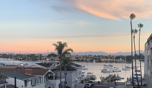 Beach and Bay Retreat near Fun Zone with spectacular views from rooftop deck