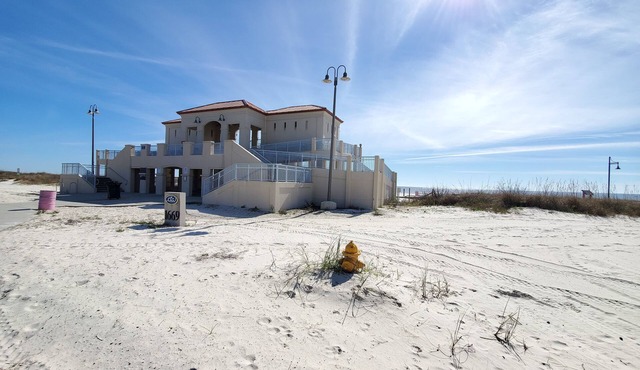 Beach Life Condo 135. Pools! Beach! Casinos! FUN!