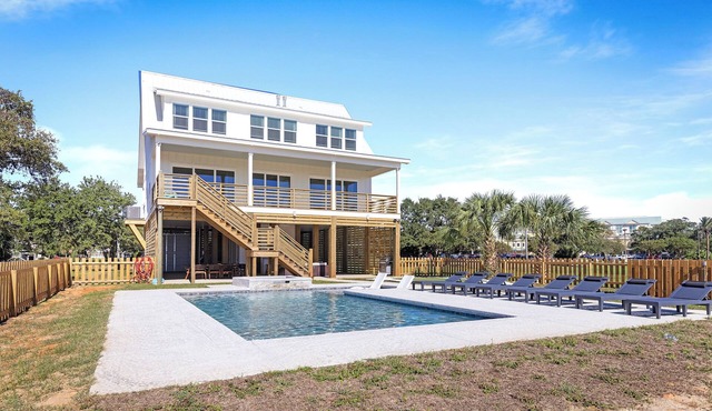 Beach Views, Heated Pool/Spa, Fire Pit, & Golf Green and walkable to downtown!