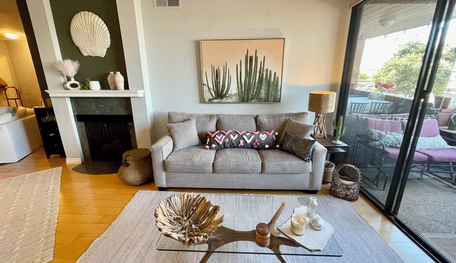 Beachfront Condo in the heart of Ventura AND 2 min walk to Main street!