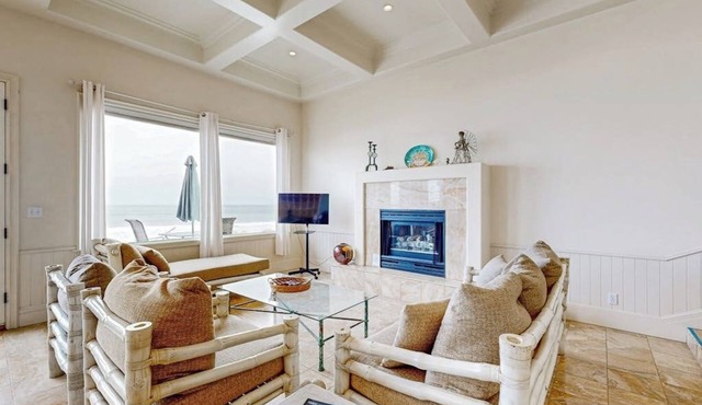 Beachfront dream home with balcony, patio & direct beach access