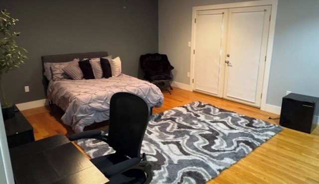 Beautiful 1-bedroom shared house with a private bathroom in charming Alexandria.