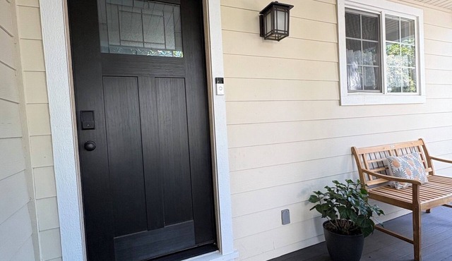 Beautiful 1865 Craftsman retreat w/gated courtyard in the heart of Grass Valley