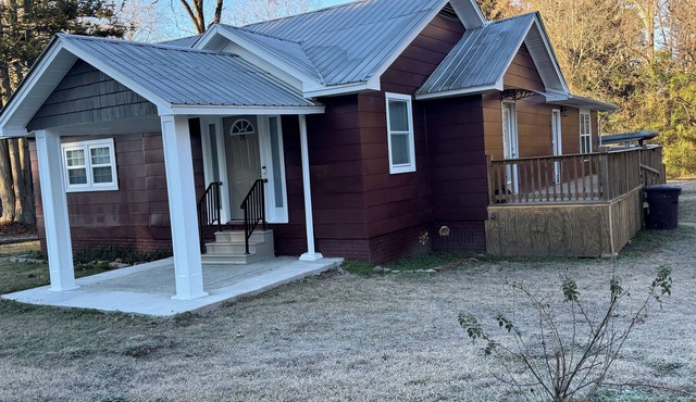 Beautiful 3-bedroom 2-bath home in Ackerman. Washer & dryer, WiFi, & lots more!