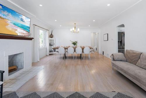 Beautiful 3 Bedrooms Home Full Kitchen and Laundry