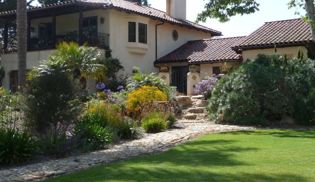Beautiful 6 Bedroom Estate in Quiet Neighborhood