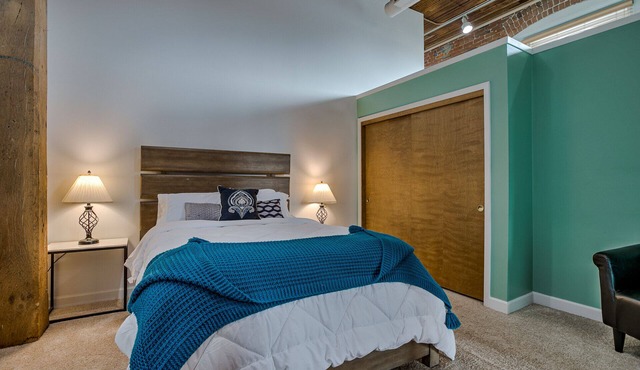 Beautiful Brick Walls & Large Window- Sleeps 8- FREE PARKING!