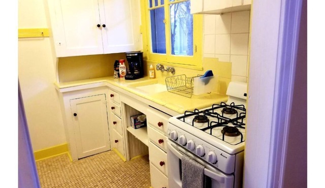 Beautiful Bungalow in Perfect Hollywood Location!
