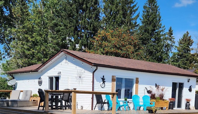 Beautiful Cottage on Wellers Bay, minutes away from Prince Edward County