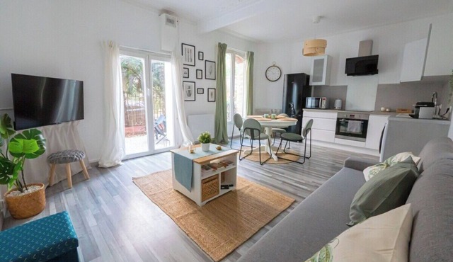 Beautiful flat with private terrace near the train