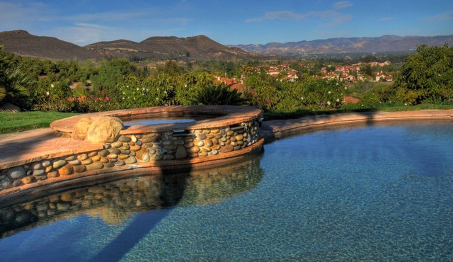 Beautiful Guest House with spectacular views of Hillside Avocado Orchards