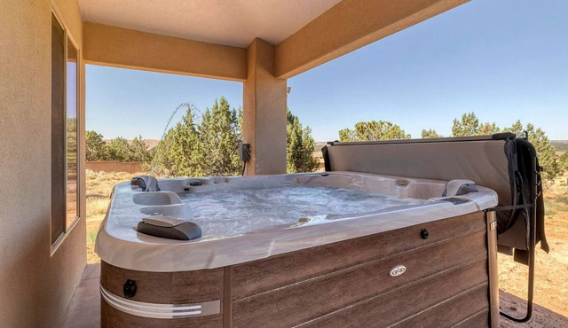 Beautiful home with spectacular views of the red cliffs. Minutes to Zion park