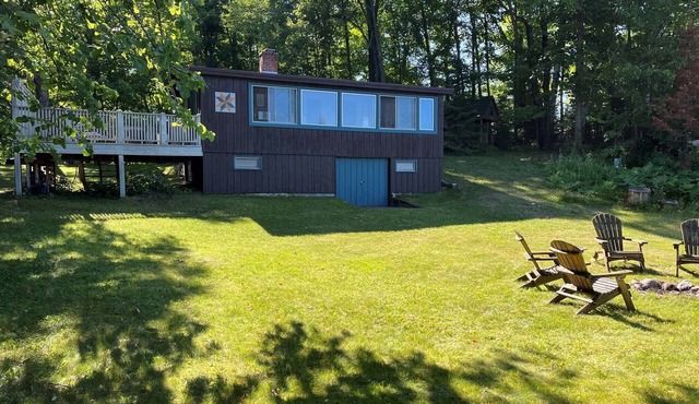 Beautiful lakefront 3-bedroom retreat in Hayward great for a relaxing getaway