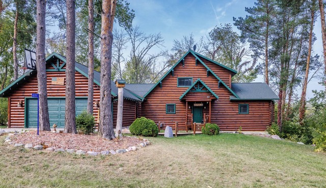 Beautiful Log Cabin Near Devil’s Lake