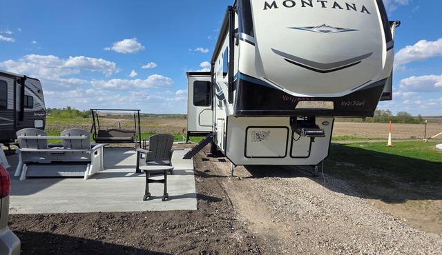 Beautiful luxury camper in country setting just 1 mile from town.