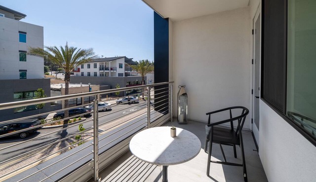 Beautiful Modern 2-Bed in DT Vista!