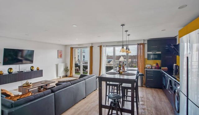 Beautiful, modern apartment with private parking