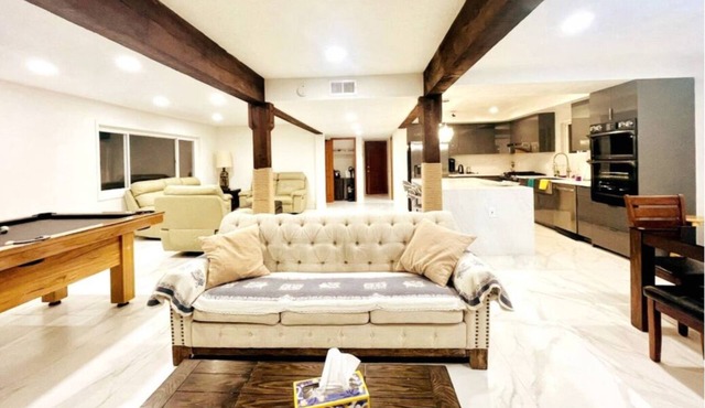 Beautiful newly remolded Waterfront Retreat with Coastal Elegance
