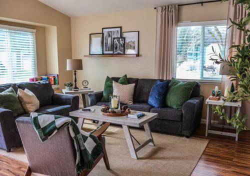 Beautiful Retreat 4 Miles to Park Entrance Steps to Dining