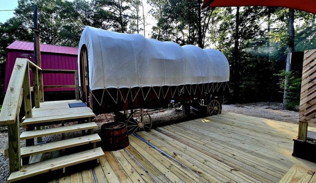Beautiful Rustic Wagon with Modern Interior and Outdoor Hot Tub for a Unique Romantic Getaway near Lake O' the Pines, Texas