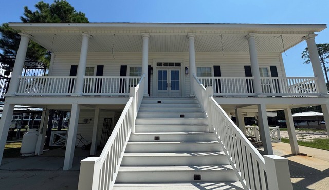 Beautiful Waterfront House with Pool sleeps 11