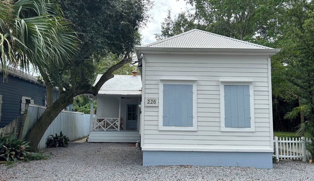 Beautifully Renovated 3-bedroom cottage in Old Town BSL. Close to Everything!