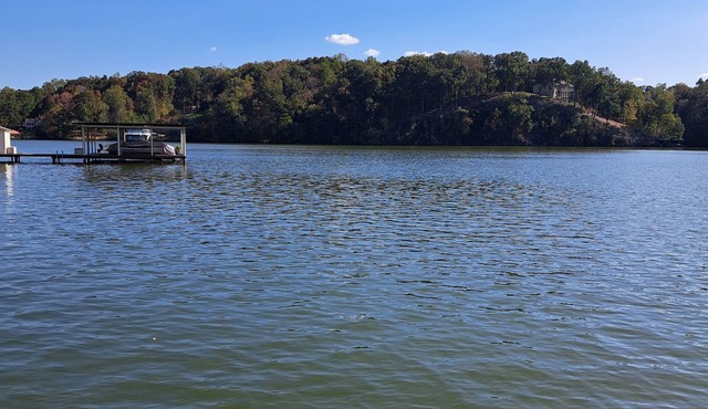 Beaver Den Rustic lake house right on shoals Creek and Wilson lake