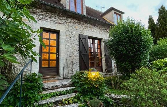 Belle maison en pierre, grand jardin au calme