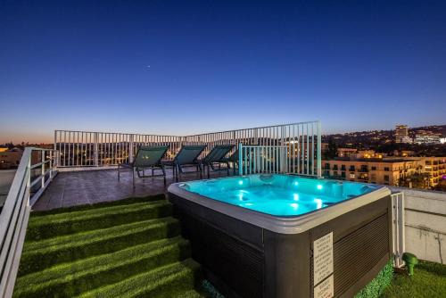 Beverly Hills Private Residence with Rooftop Jacuzzi