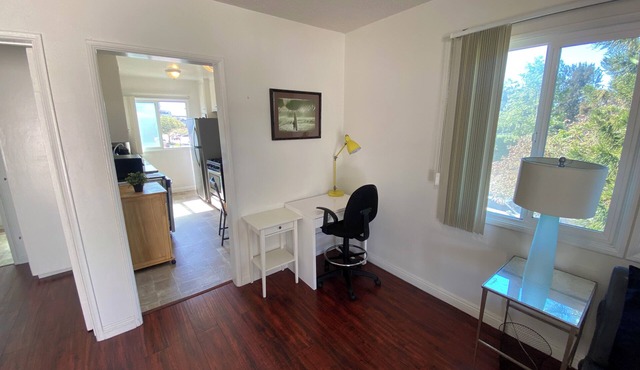 Bike to beach. Walk to SMC. Tranquil 2-bedroom apart near shops