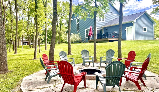 Black Point House: Spacious 4BR lake retreat in Lake Geneva, perfect for family gatherings.