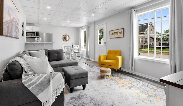 Blissful Luxury Duplex Lower - 2 1/2 Blocks to the Beach