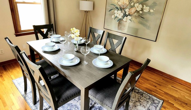 BloomBungalow | 6 Blocks to Mayo, Pets, Pool Table