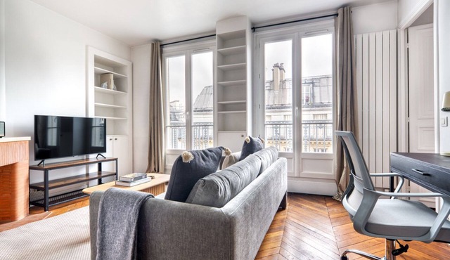 Blueground | Le Marais, elev, nr Rambuteau St