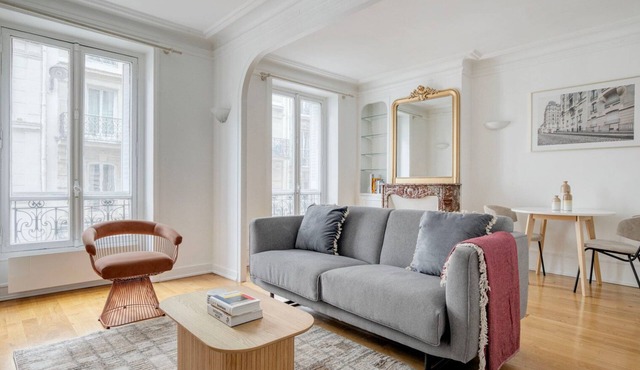 Blueground | Montmartre, close to shops & cafes