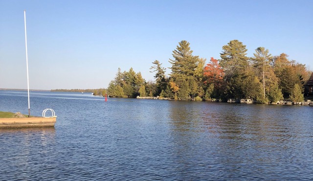 Bobcaygeon Waterfront-Walk to Town-King Beds