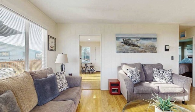 Bodega Bay 2BR ocean-view cottage with hot tub — dog friendly